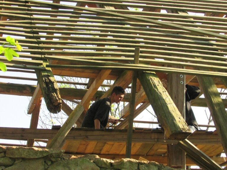 Brigáda na opravu krovu stodoly. Červen 2023